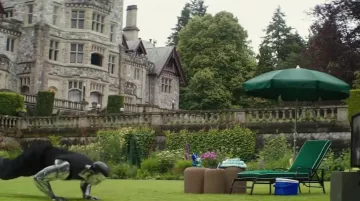 Sillón verde visto en un jardín en Deadpool 3