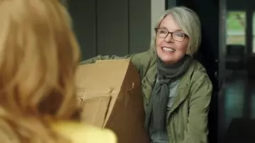 Pañuelo verde oliva usado por Martha (Diane Keaton) en Poms