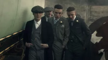 La Casquette de Thomas Shelby (Cillian Murphy) dans Peaky Blinders (S01E04)