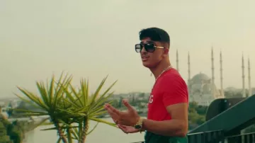 Watch gold scope by Mero in her video clip OLABILIR