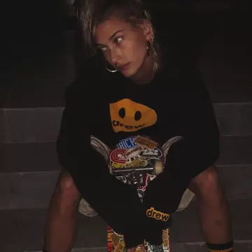 Le sweat noir The House of Drew porté par Hailey Bieber sur le compte Instagram de @justinbieber