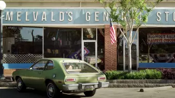 La Ford Pinto de Joyce Byers (Winona Ryder) dans Stranger Things (S03E01)