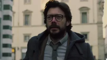 Le blouson gris foncé de El Profesor (Álvaro Morte) dans La casa de papel (S02E01)