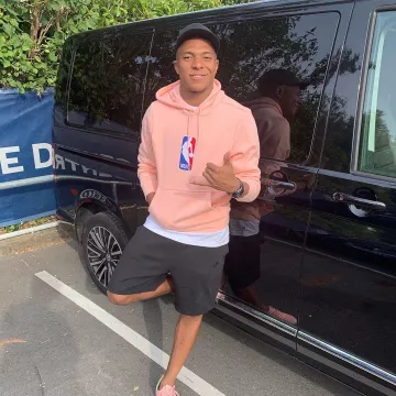 Sweatshirt pink hoody skateboarding Nike SB x NBA Icon worn by Kylian Mbappé on his account Instagram