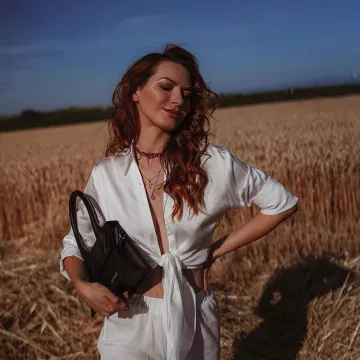The little black bag Jacquemus worn by Estelle Segura on his account Instagram @estelle