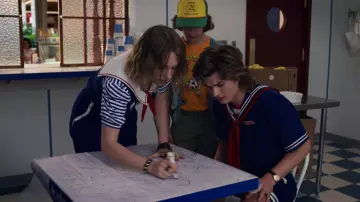 La réplique du pull marin Ahoy de Steve Harrington (Joe Keery) dans Stranger Things (S03E04)