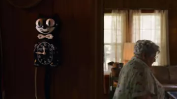 El reloj de gato Kit Cat Klock en Mrs. Driscoll (Peggy Miley) en Stranger Things (S03E02)