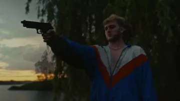 La veste à zip blanche rouge bleue portée par Vald dans le clip Bitch de Lefa
