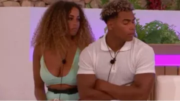 Pretty Little Thing Shape Mint Green high wait Slinky Flared Pantalones usados por Amber Gill en Love Island (Temporada 05 Episodio 37)