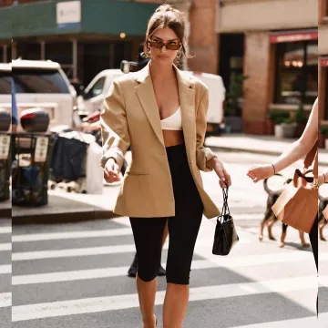 Hayward Mini 1712 Panier en Noir Python porté par Emily Ratajkowski Wrapwomen Pouvoir des Femmes Déjeuner 9 juillet 2019