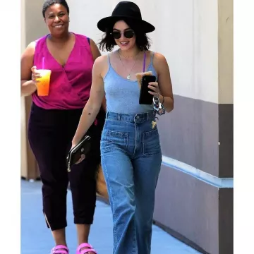 Amo Sailor Wide Leg High Rise Jeans usados por Lucy Hale Los Ángeles 11 de julio de 2019