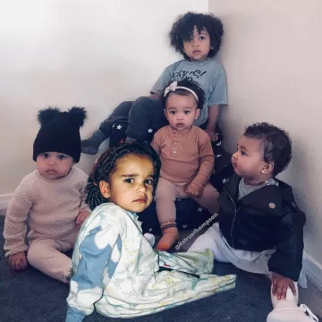 Karl Lagerfeld Pom-Pom Beanie usado por True Thompson Khloe Kardashian Foto de Instagram 9 de diciembre de 2018