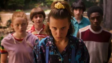 The darling yellow vintage Eleven / El / 11 (Millie Bobby Brown) in Stranger Things (Season 03 Episode 04)