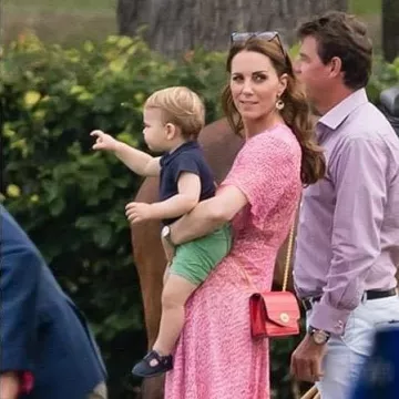 Catherine Zoraida Gold Fern Hoop Pendientes usados por Catherine, Duquesa de Cambridge Surrey Polo Club 10 de julio de 2019