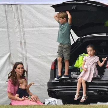 Bombas de ciruela Trotters Navy Hampton Canvas usadas por Prince George Surrey Polo Club 10 de julio de 2019
