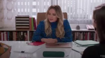 Ganni Cloverdale Pleat Detail Blusa impresa usada por Kelsey Peters (Hilary Duff) en Younger (Temporada 06 Episodio 04)