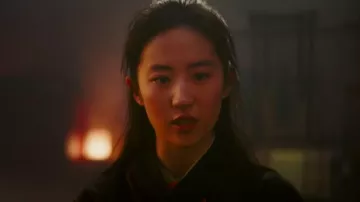 Long black kimono worn by Mulan (Yifei Liu) as seen in Mulan