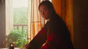 Kimono largo negro y rojo usado por Mulan (Yifei Liu) como se ve en Mulan