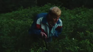 Le coupe-vent bleu blanc et rouge porté par Vald dans le clip Bitch de Lefa