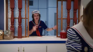 La réplica del uniforme Ahoy gale veneur usado por Steve Harrington (Joe Keery) en Stranger Things (S03E01)