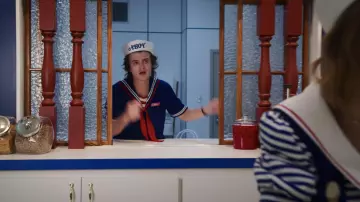 La réplique de l'uniforme de veneur de gale Ahoy porté par Steve Harrington (Joe Keery) dans Stranger Things (S03E01)