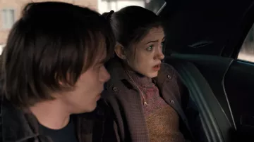 El colgante de par de zapatos usado por Nancy Wheeler (Natalia Dyer) en Stranger Things (S01E07)