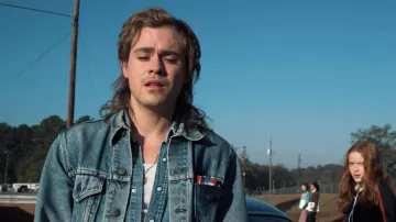 La veste en jeans de Billy Hargrove (Dacre Montgomery) dans Stranger Things Saison 2 Episode 2