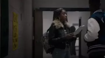 Mossimo de peau de serpent Impression Sac porté par Kym (Keke Palmer) dans Scream: La Série TV (S03E02)