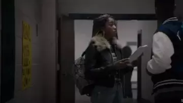 Bolso estampado de piel de serpiente Mossimo usado por Kym (Keke Palmer) en Scream: The TV Series (S03E02)
