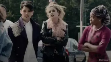 Sunset & Spring Faux Fur-Collar Moto Jacket usada por Beth (Giorgia Whigham) en Scream: The TV Series (S03E03)