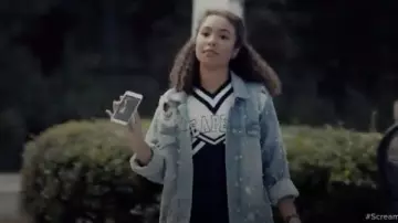 Free People Sunday Funday Trucker usado por Olivia 'Liv' Reynolds (Jessica Sula) en Scream: The TV Series (S03E03)