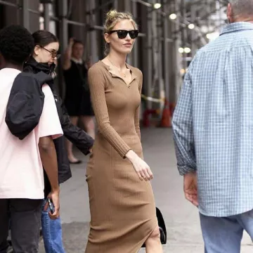 Ray Ban Classic Wayfarer 50mm Sunglasses worn by Martha Hunt New York July 2, 2019