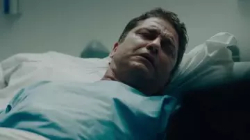 La blouse d'hopital de Mike Banning (Gerard Butler) dans La Chute du président