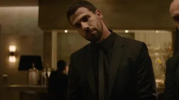 Le costume noir porté par Partyguest Dan (Daniele Rizzo) dans Charlie's Angels