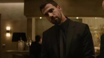 La cravate noire portée par Partyguest Dan (Daniele Rizzo) dans Charlie's Angels