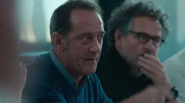 Le pull bleu porté par Laurent Amédéo (Vincent Lindon) dans En guerre