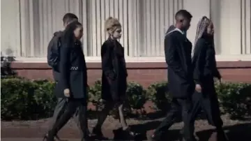 Abrigo de Zara Frock con perlas sintéticas usado por Olivia 'Liv' Reynolds (Jessica Sula) en Scream: The TV Series (S03E04)