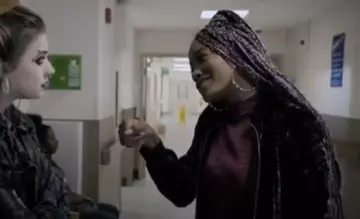 Rebecca Taylor Floral Velvet Bomber Jacket usada por Kym (Keke Palmer) en Scream: The TV Series (S03E05)