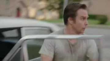 the gray t-shirt with short sleeve of C. P. Ellis (Sam Rockwell) in " The Best of Enemies