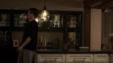 The sweat-shirt black oversize of Franky Winter (Josh Wiggins) in Giant Little Ones