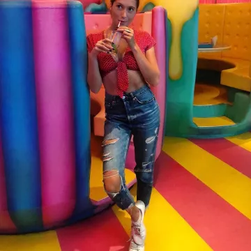 The jeans with holes worn by Lysandre Nadeau on his account Instagram @Lysandrenadeau