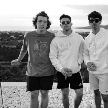 The sweat white Fast Life hoody worn by Nick Jonas on his account Instagram