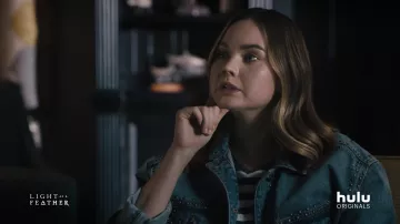 La chaqueta Jean que lleva McKenna Brady (Liana Liberato) en Light as a Feather (S02E01)