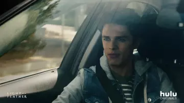 Le blouson en jean sans manche porté par Issac Salcedo (Brent Rivera) dans Light as a Feather (S02E01)