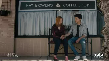 Le pantalon en jean porté par Isaac Salcedo (Brent Rivera) dans la serie Light as a Feather (S02E01)