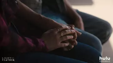 La Bague portée par Violet Simmons (Haley Ramm) dans Light as a Feather (S02E01)