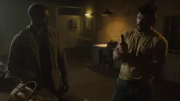 La veste saharienne portée par Paul (Anthony Mackie) dans Point Blank