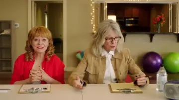 La chaqueta de estilo sahariano que lleva Martha (Diane Keaton) en Poms