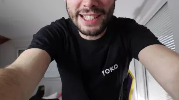 Le maillot Yoko noir de Le bouseux dans sa video youtube J'AI REÇU MA COM­MANDE YOKO