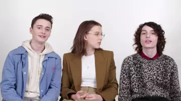 Le sweat léopard de Finn Wolfhard’s dans la vidéo Mil­lie Bobby Brown, Finn Wolf­hard & Noah Schnapp Ans­wer the Web's Most Sear­ched Ques­tions